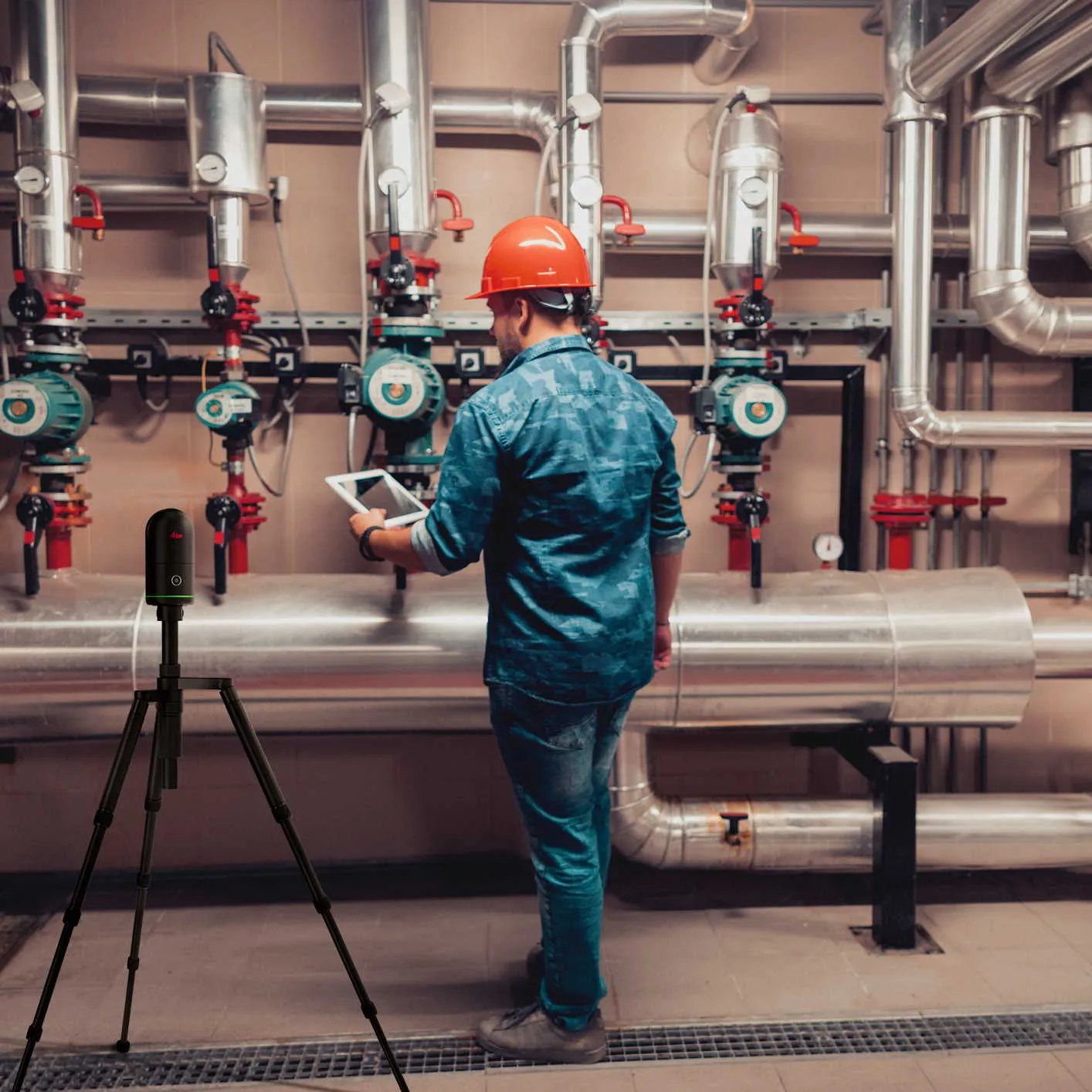 Profissional realizando levantamento em área industrial